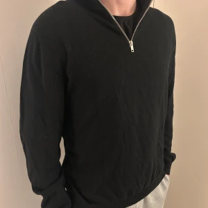 Svart halv zip  - Svart halv zip i bra skick, inte mycket använd. Storlek M☺️