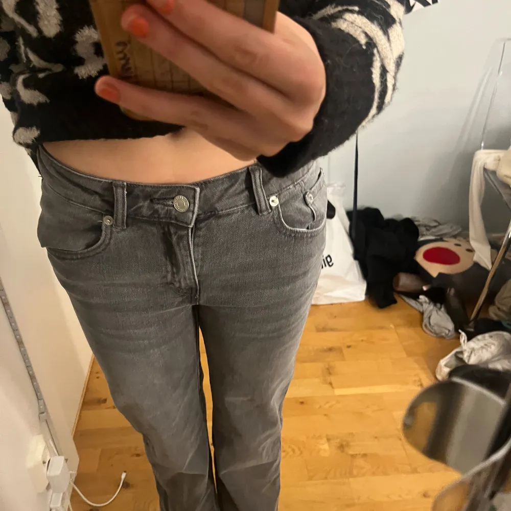 Grå Low waist jeans från lager 157 i xs, de är i mycket bra skick, har klippt bort lager lappen där bak då den skavde! Den är normal i storleken.midjemått 69, innebenslängd 84. De är stretchiga i midjan.. Jeans & Byxor.