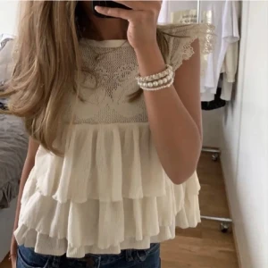 Zara blus - ‼️ lånande bilder‼️  Populär Zara blus, slutsåld, perfekt nu till sommaren!! Inga defekter- som nyskick.  Använd Max 3gånger. Vid frågor hör av dig!!❤️ 