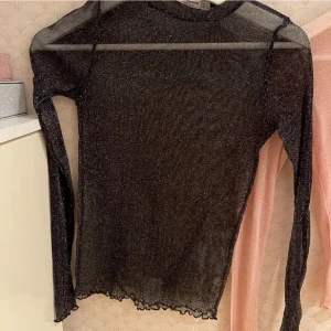 Glittertopp  - Glittrig topp i bra skick.