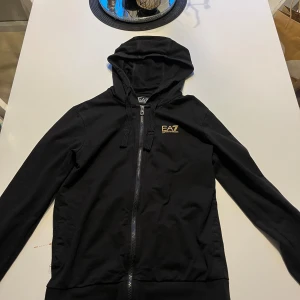 Armani koftan  - Det är en äkta Armani kofta och den sitter lite lös  Tajt o den är väldigt bekväm att ha på sig. Man kan byta nåt annat klädersplagg mot denna om man inte vill betala.👍