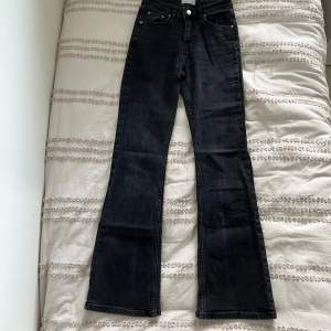 Svarta bootcut Gina tricot jeans midwaist. Har annonser med liknande jeans också.