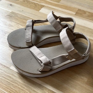 Sandaler - Använda under 5 gånger, köpta på sneakerspoint för 699kr  Väldigt bekväma 