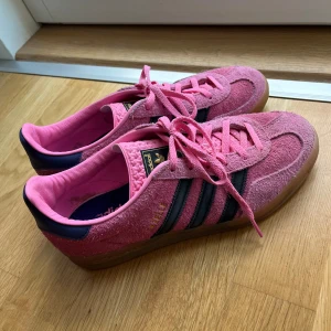 Adidas gazelle pink  - Säljer ett par Adidas gazelle i rosa. Väldigt svåra att få tag i. Skorna är i gott skick. Se bilder. endast använda en gång. Storlek 39 1/3 men är mer som en 38-38,5 i storlek enligt mig. 