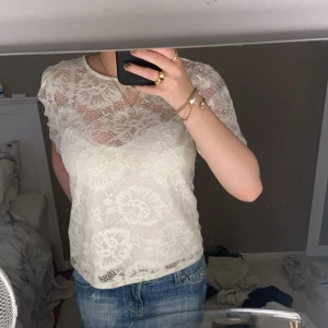 Blus  - Gullig blus, storlek M men passar mig dom brukar ha xs/s.💖