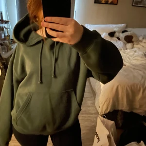 Hoddie - Mörkgrön hoddie från Weekday, storlek s Knappast använd, säljer då den inte kommer till använding 