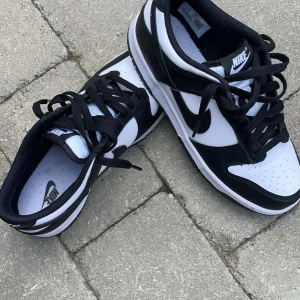 Panda dunks  - Helt sprillans nya panda dunk. Aldrig använda då jag ångrade mig o kunde inte skicka tillbaka. Tvivla inte på o fråga om du har npn fundering