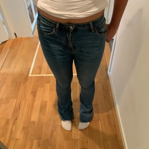 Jeans från lager 157💗 - Blåa jeans från lager 157 i storlek S har likadana i svart som finns att köpa på min profil💗 har använts några gånger har därför en defekt på vänstra bakfickan men går nog att fixa❣️