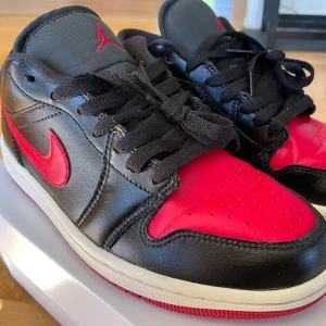 Jordan 1 low - Hej! Jag säljer dessa snygga jordan 1 low skorna eftersom jag tyvärr växt ur dom. Skorna är lite använda och är i mycket gott skick. Orginal kartong ingår