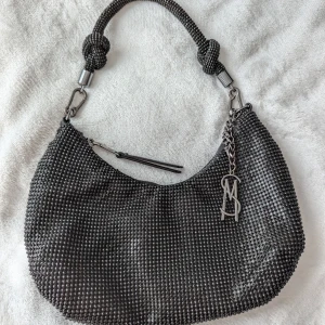 Steve Madden väska - Svart väska i strass från steve madden  Endast använd en gång på nyår och behöver en ny ägare som får mer glädje av den. 