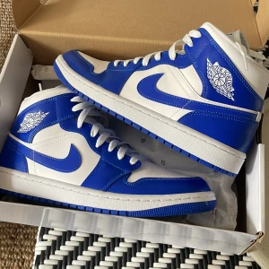 Jordan 1 Mid - Hej, säljer dessa Jordan 1 mid då dom inte kommer till användning. Använt 1 gång inomhus. Köpt för 2699:- från Soleplus Kvitto finns.
