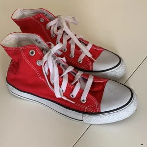 Converse skor - Höga röda Converse stl 37 i mycket gott skick säljes pga för små. 