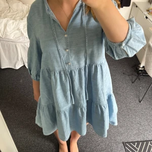 Zara klänning  - Superfin jeansklänning från zara i stl m men passar både s och m. 🩷🩷Bara använd en gång så är i jättefint skick