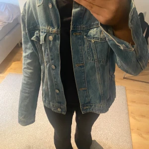 Zara Jeansjacka  - Säljer min fina jeansjacka från zara i nyskick. Använd max 3 gånger