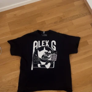 Alex G Merch - Säljer min Alex G tshirt jag köpte på hans konsert i Göteborg  förra året då den knappt kommer till användning längre, köpt för jag tror 350 (osäker dock)!💕 Svarar gärna på frågor och kan skicka mer bilder om det behövs😊