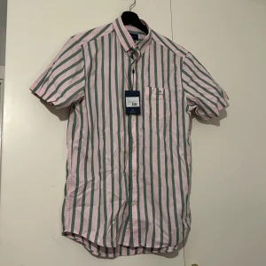 Gant Kortärmad Skjorta M - - Gant kortärmad skjorta storlek M - Skick 10/10 aldrig använd.