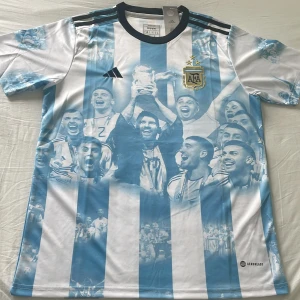 Argentina tröja - En limiter edition Argentina tröja får VM 2022! Sjuk snygg tröja och helt sprillans ny. Allt är kvar. Prislapp, inplastningen osv. Bara utanför för fotografering! Frågor hör av er! 