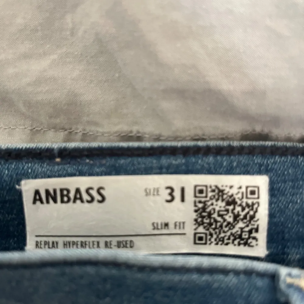 Säljer nu mina replay jeans i färgen ljusblå då dom har blivit lite små. Passformen är sjukt bra och dom ser lite skrynkliga ut men det är bara pågrund av ljuset, bara att säga till vid funderingar.. Jeans & Byxor.