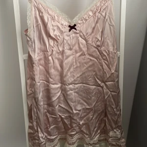 Odd Molly nattlinne - Super söt ljusrosa nattlinne från oddmolly. Använd fåtal gånger så den är i nyskick. Strl 3 passar mig som har S. 