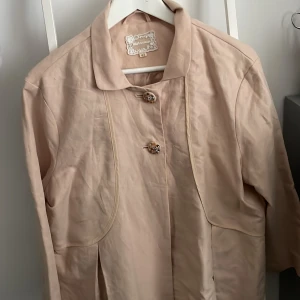 Söt jacka/kofta - Super söt babyrosa jacka i strl 42 men passar mig som jag strl S. Aldrig använd, alla pärlor sitter kvar på knapparna. Silkesmaterial på insidan. 