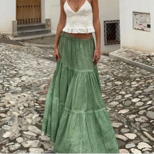 Maxi kjol  - Så fin kjol från zara som inte har kommit till användning! Prislappen är alltså kvar!❤️