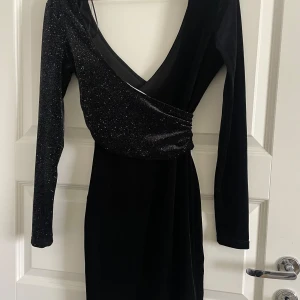  klänning  - Klännings som passar perfekt för en utekväll 