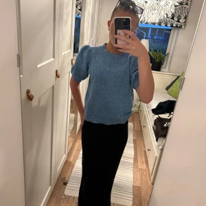 Blå stickad tröja - En blå stickad tröja med korta puffärmar som är i fint skick och bara är använd några fåtal gånger💞 skriv om ni har några funderingar 😊