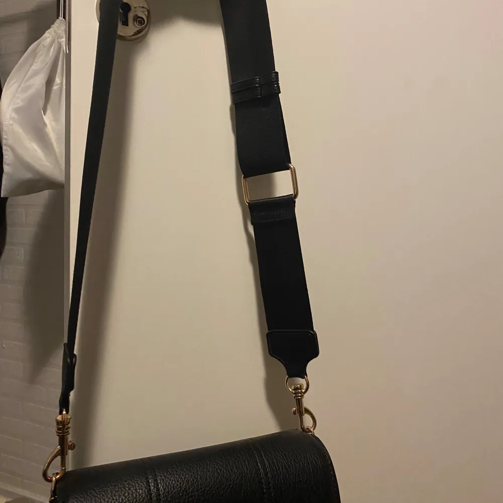 En nakd axelväska jätte fin. Andvänd ett par gånger men använder den inte alls längre. En svart väska med guld detaljer och 5 fack (det är en väldigt rymlig väska) köpt för 450kr och säljer för 150kr. Laukut & Käsilaukut.