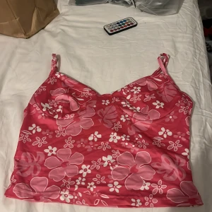 Linne - Storlek xs/34 den är lite bredare och stretchig. Banden kan man tighta och lösa 