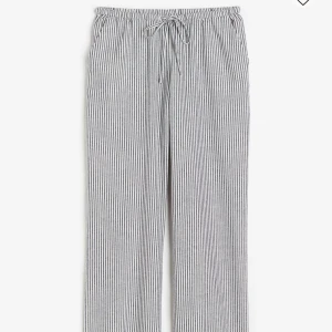 Randiga linnebyxor - Lågmidjade randiga linnebyxor från h&m använda fåtal gånger, skriv för fler bilder 