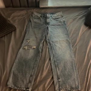 Säljer Jeans  - Dessa jeans är använda en gång och är köpta från hm. Dem är i storlek 36 och är baggy och låg midjade. 