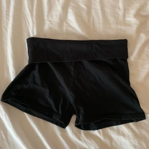 Svarta shorts - Säljer dessa shortsen från Nelly som har nedvikbar midja! Dem är endast använda 2 ggr 🤍 passar strl xs/s