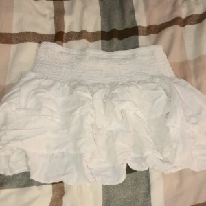 Vit volang kjol - Jätte fin men kommer ej till användning. Använd några få gånger