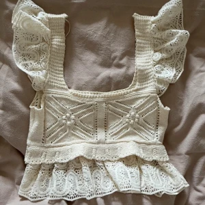 Zara topp - Zara topp jag köpt på Vinted. Har sytt ärmarna kortare då de var för långa på mig som har 75b. Säljer då den inte kommer till använding❤️