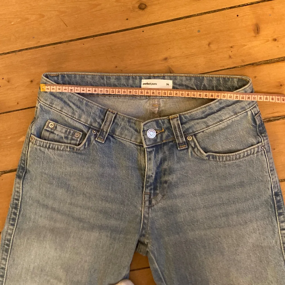 Säljer dessa lågmidjade bootcot jeans med bakfickor som har knappar. Använt fåtal gånger. Midjemått är ungefär 37 cm och grenhöjd 20 cm. Klippte jeansens ben kortare så innerbenslängden är 70 cm. Kontakta mig privat vid frågor 💓. Jeans & Byxor.