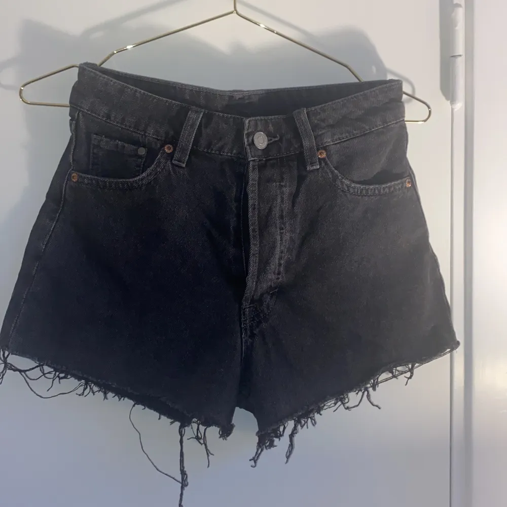 Highwaist jeansshorts strl xs från hm helt oanvända . Shorts.