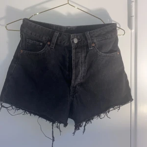 Jeansshorts  - Highwaist jeansshorts strl xs från hm helt oanvända 