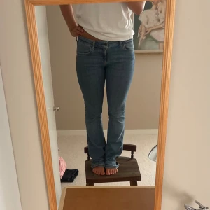Jeans zara - Snygga lågmidjade jeans från zara! Lite slitningar längst ner på benen, men i övringt väldigt bra skick 🥰