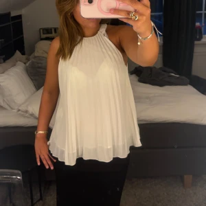 Halterneck blus - Jättefin slutsåld blus från h&m💗 Aldrig kommit till användning därav inga defekter💕