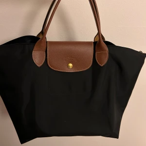 Longchamp väska - Modellen Le pliage original M. Köpt på NK för 1499kr! Superbra skick, använd fåtal gånger😇