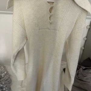 Klänning från dilvin - En stickad klänning från dinvin, köpt inför julafton men använde aldrig Jätte fin!!