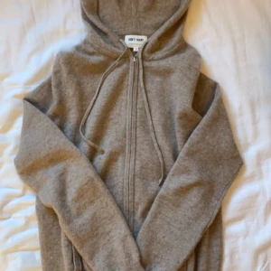 Soft goat cashe hoodie - Skit snygg 100% cashmere zip-up hoodie av soft goat! Skick 9/10 lite nopprig här o där men annars perfekt! Ny pris: 2695 kr / Mitt pris 1499 ❗️Färg går inte att skaffa längre ❗️