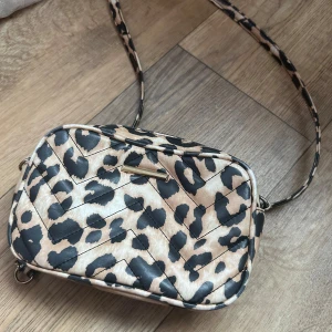 Väska  - Leopard jättefin väska köpt för några år sen inte så jätte använd har rostat lite men syns inte så jätte mycket.    Skriv för fler frågor, om ni har bättre pris osv. 🤍