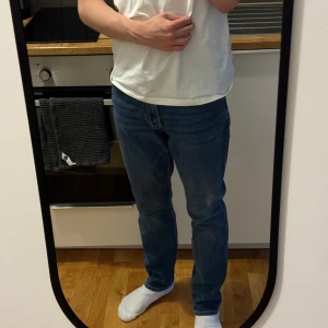 Jeans Regular fit  - Jeans som bara har använts ett fåtal gånger. Storlek: 29/32  Skick 8 av 10.