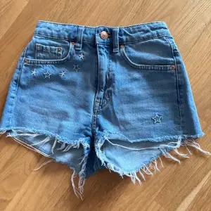 Blåa shorts från HM i H&M x Coachella kollektionen. Köpta för flera år sedan! Strl 32/XXS