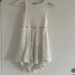 Vit klänning  - En perfekt klänning 👗 klänningen är vit med fina detaljer 