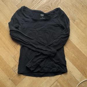 Långärmad tröja  - Långärmad tröja från lager 157 som jag säljer då den inte kommer till användning. Skriv för fler bilder/tvättråd!