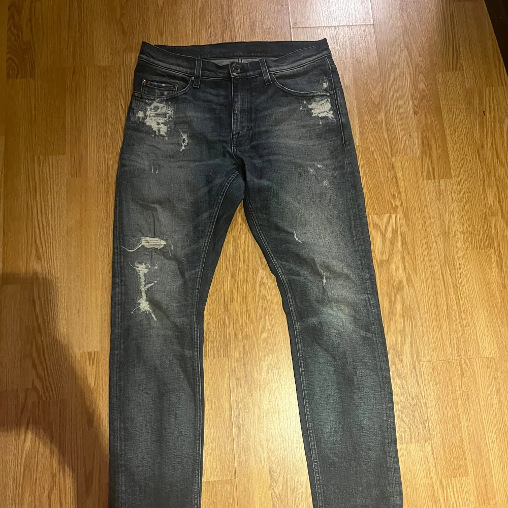 Tja säljer dessa riktigt feta Tiger of Sweden jeans (slim fit) slitningarna på jeansen är en del av modellen och är skicket på jeansen är 10/10. Jeans & Byxor.