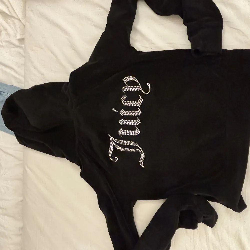 Säljer denna fina juicy tröja pga att den it används ❤️. Hoodies.