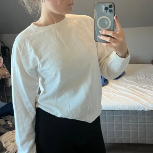 Sweatshirt  - Vit sweatshirt, bra skick men inte ny längre då den andvändts en del. Väldigt skön men inte allt för tjock 
